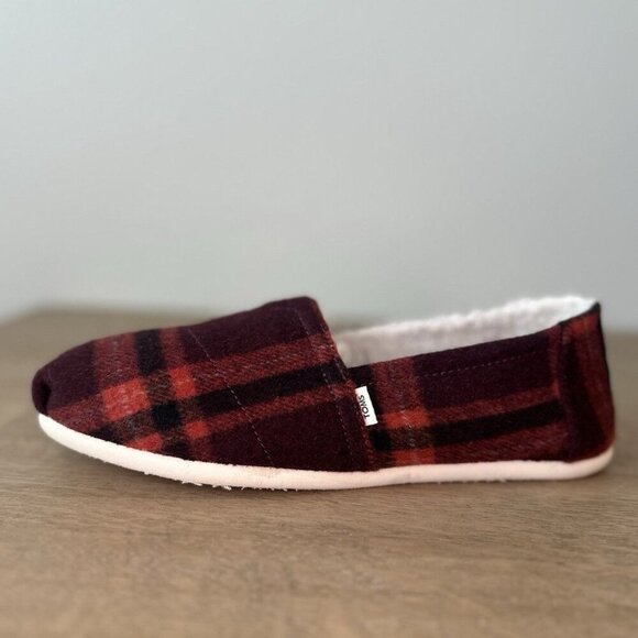 TOMS Women's Size 8 M Slippers Black Red Flannel - Picture 1 of 7